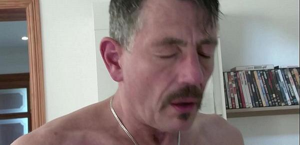 GERMAN MILF - ER FICKT SEINE GEILE NACHBARIN ALS seine Frau auf Arbeit ist